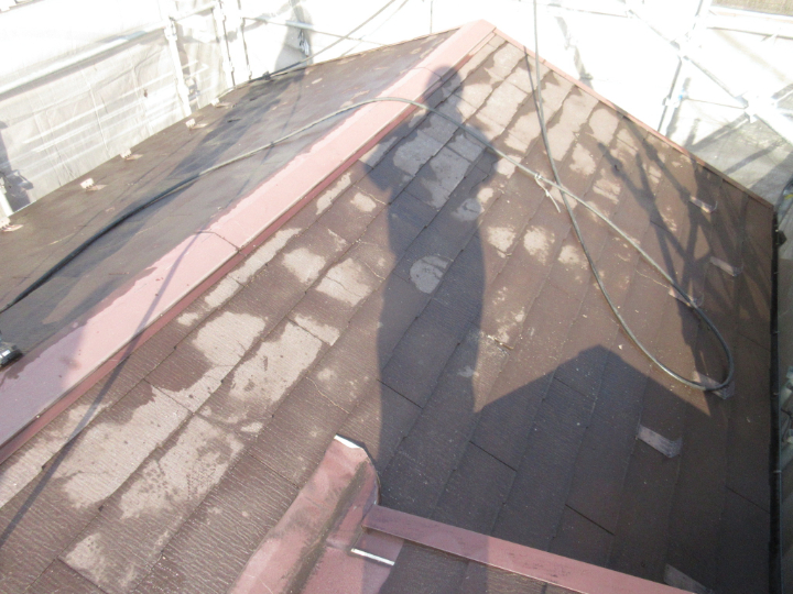 屋根：施工前(経年劣化により表面のひび割れが目立つ）