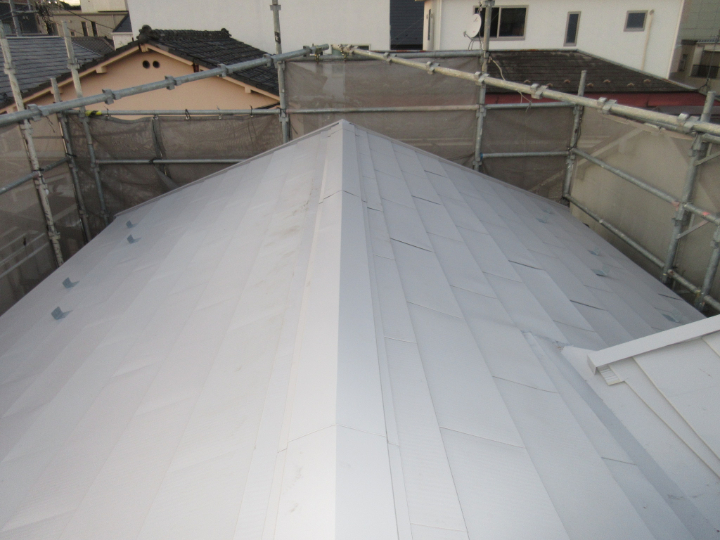 屋根：ガルバリウム鋼板にて葺き替え（遮熱タイプ）